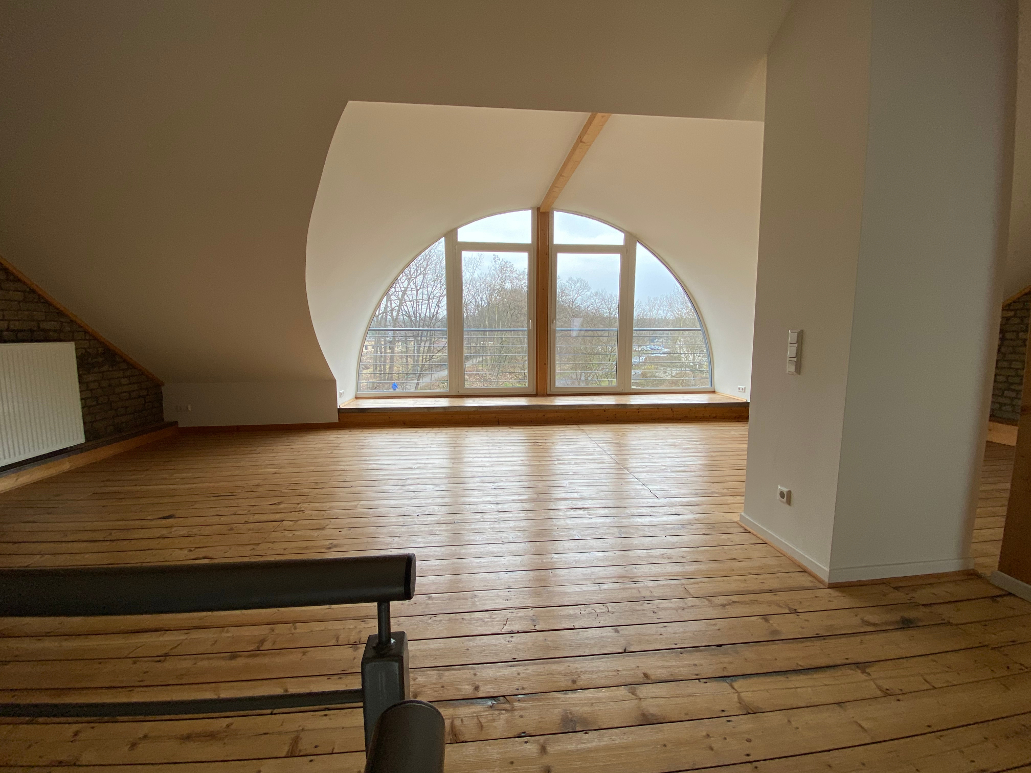 sanierung-rundbogenfenster-trockenbau-dielenboden